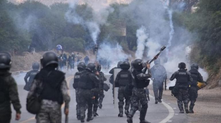 UN POLICÍA HERIDO EN ENFRENTAMIENTOS CON BLOQUEADORES EN PAROTANI