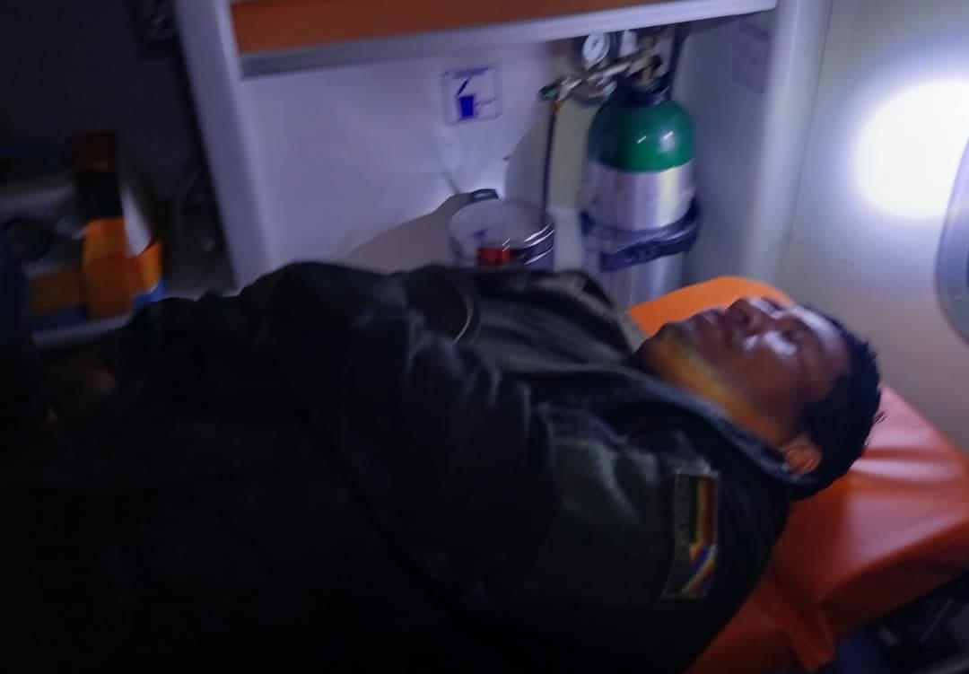 EMPUJAN A UN POLICÍA DESDE UN CERRO Y CAE TRES METROS