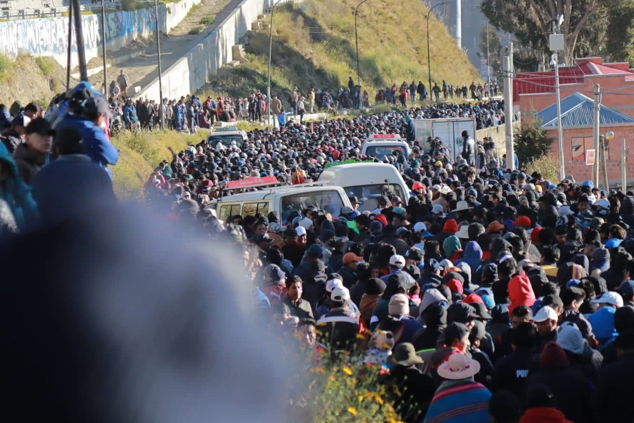 MULTITUDINARIA MARCHA DE CHOFERES BAJAN A LA PAZ EXIGIENDO PROVISIÓN NORMAL DE COMBUSTIBLE