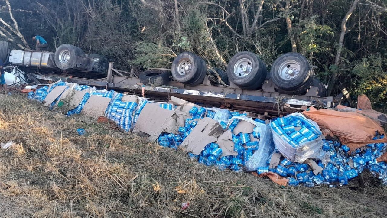 TRÁILER CON CERVEZA VUELCA EN RUTA BIOCEÁNICA Y FALLECE UN BEBE