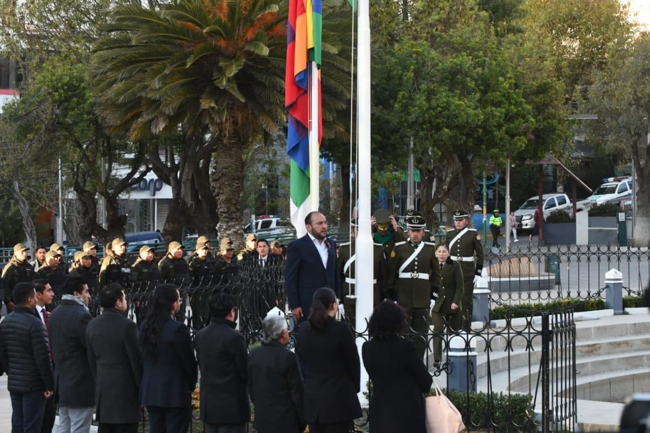 MINISTRO DE GOBIERNO Y COMANDANTE DE LA POLICÍA PARTICIPARON DE IZAMIENTO DE LA BANDERA EN PLAZA AVAROA
