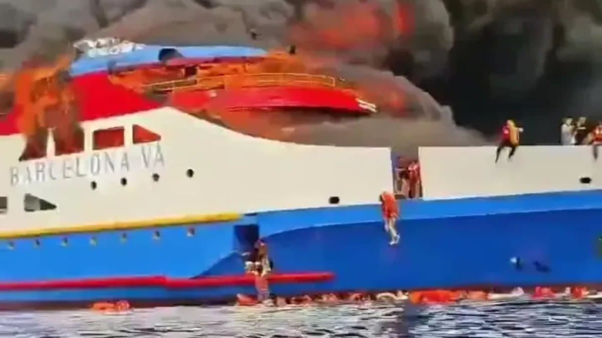 FERRY CON MÁS DE 290 PASAJEROS SE INCENDIÓ Y VARIOS SALTARON AL MAR EN INDONESIA