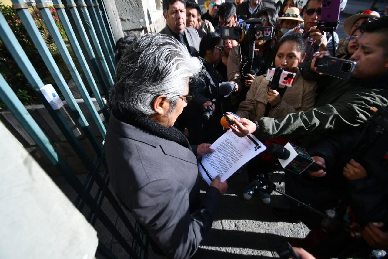 ABOGADO ENTREGA CARTA AL TSE PIDIENDO RESTITUCIÓN DE LA SIGA DEL MAS IPSP