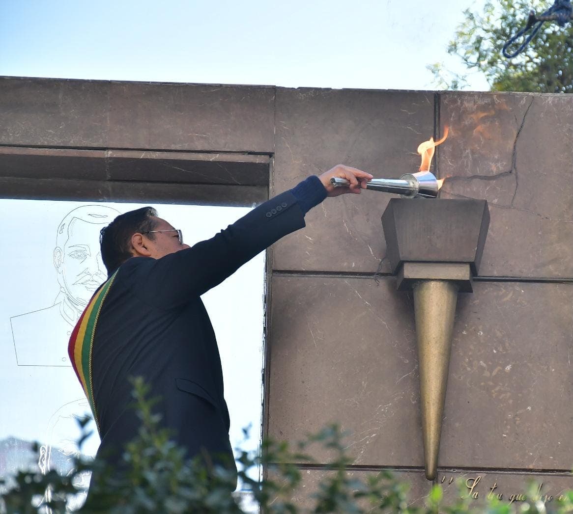 EL PRESIDENTE LUIS ARCE IZA LA BANDERA PACEÑA Y ENCIENDE LA TEA DE MURILLO