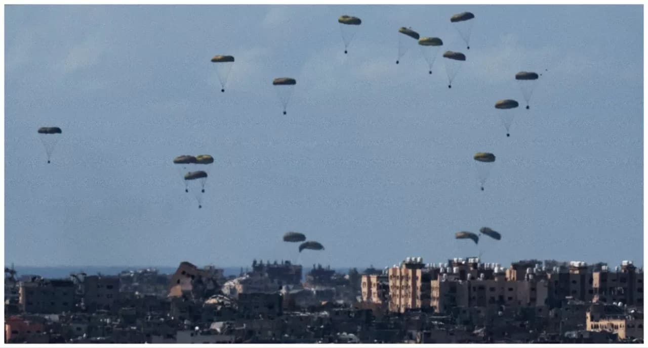 ASÍ CAE LA AYUDA HUMANITARIA DESDE LOS AVIONES SOBRE GAZA