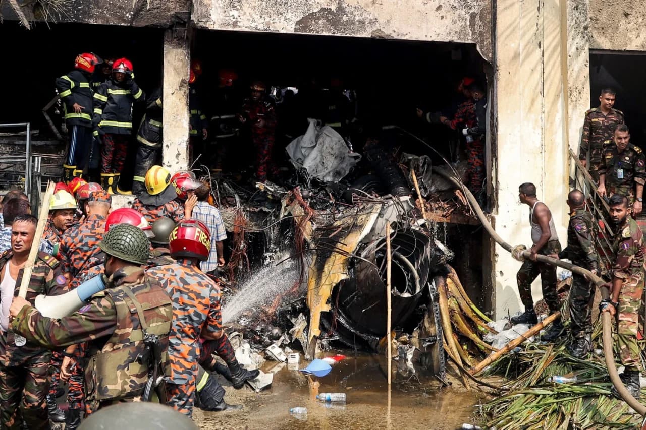 AVIÓN DE ENTRENAMIENTO MILITAR SE ESTRELLA EN UNA ESCUELA Y DEJA 19 FALLECIDOS EN BANGLADESH