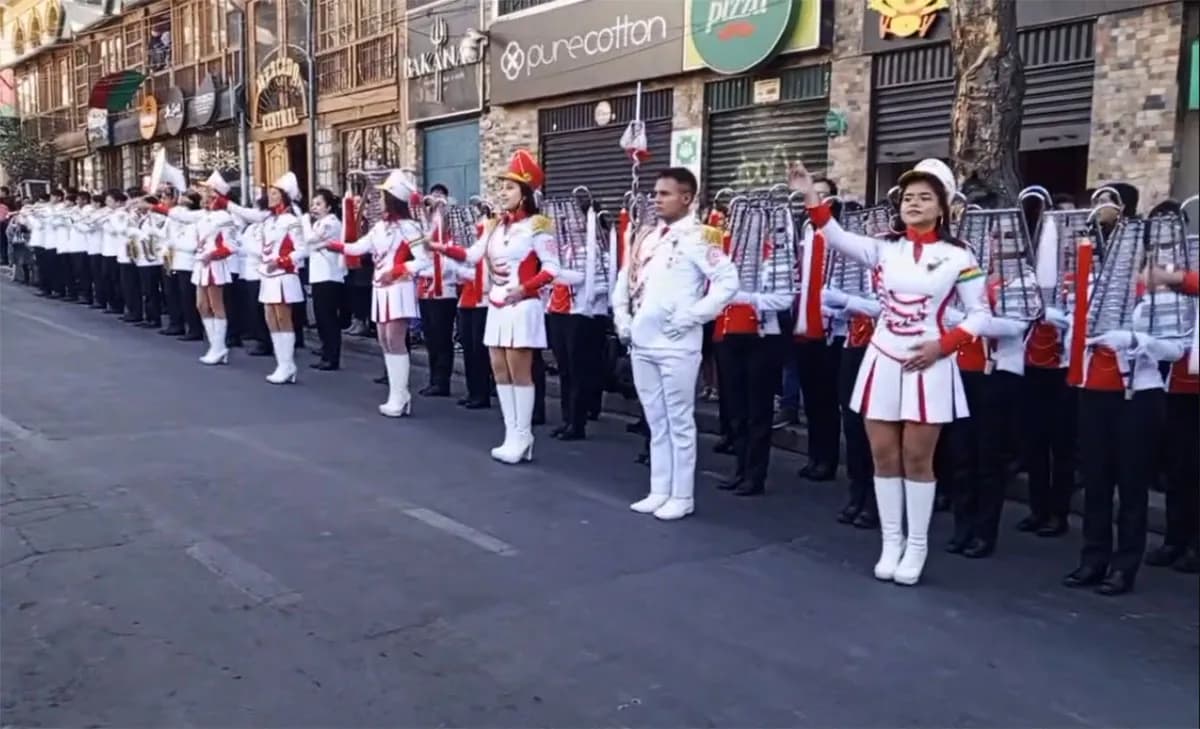 DESFILES POR LA GESTA DEL 16 DE JULIO SERÁ SOLO CON ESTUDIANTES DE 5TO Y 6TO DE SECUNDARIA POR SARAMPIÓN