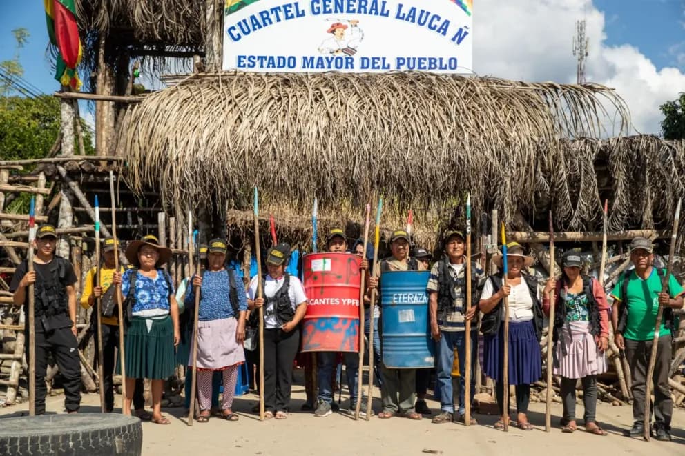 DOS MIL PERSONAS CON ESTACAS, ESCUDOS Y LANZAS PROTEGEN EL ÚLTIMO FORTÍN DE EVO MORALES