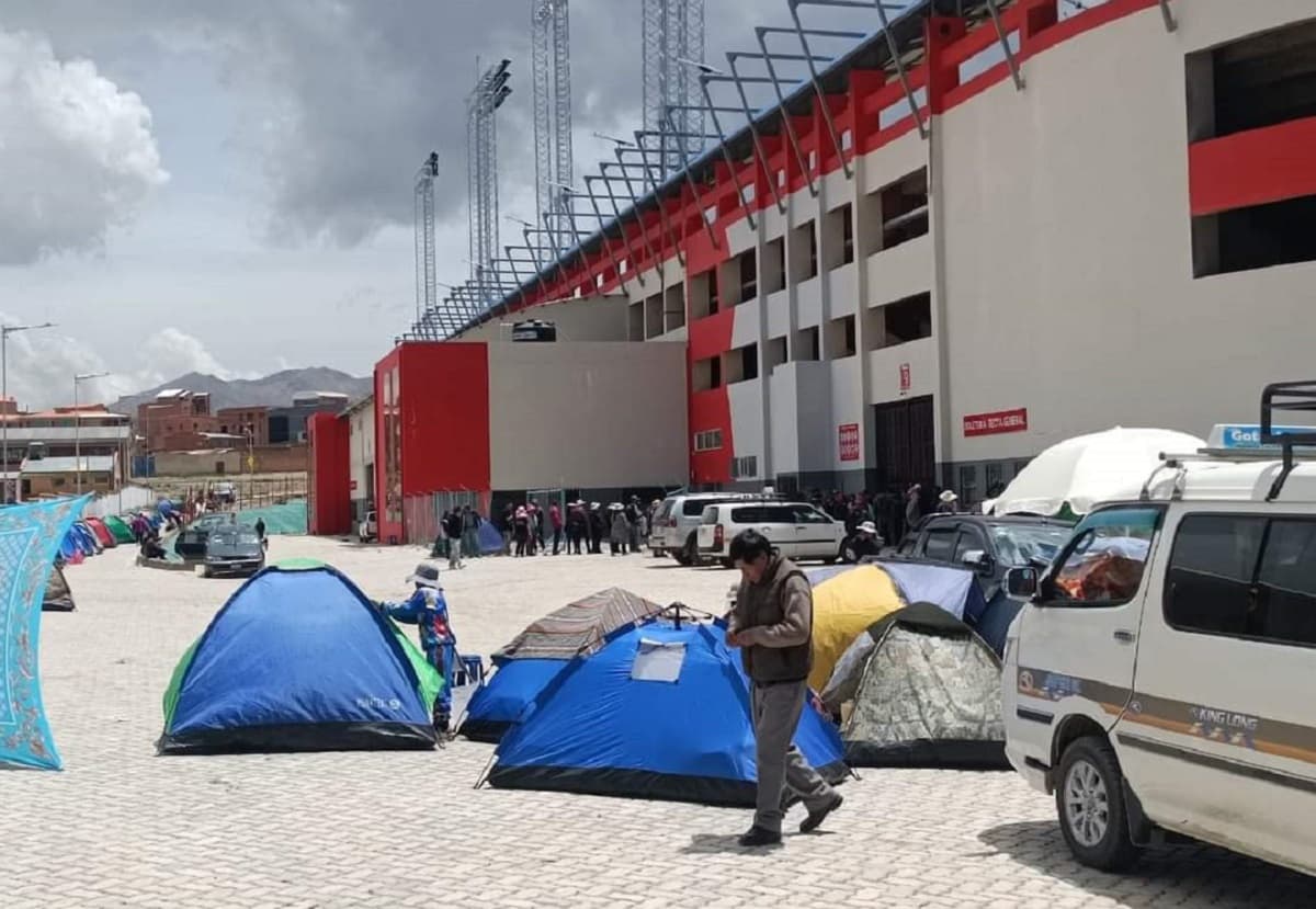 LA GENTE DUERME EN VILLA INGENIO PARA COMPRAR ENTRADAS PARA EL PARTIDO BOLIVIA -BRASIL