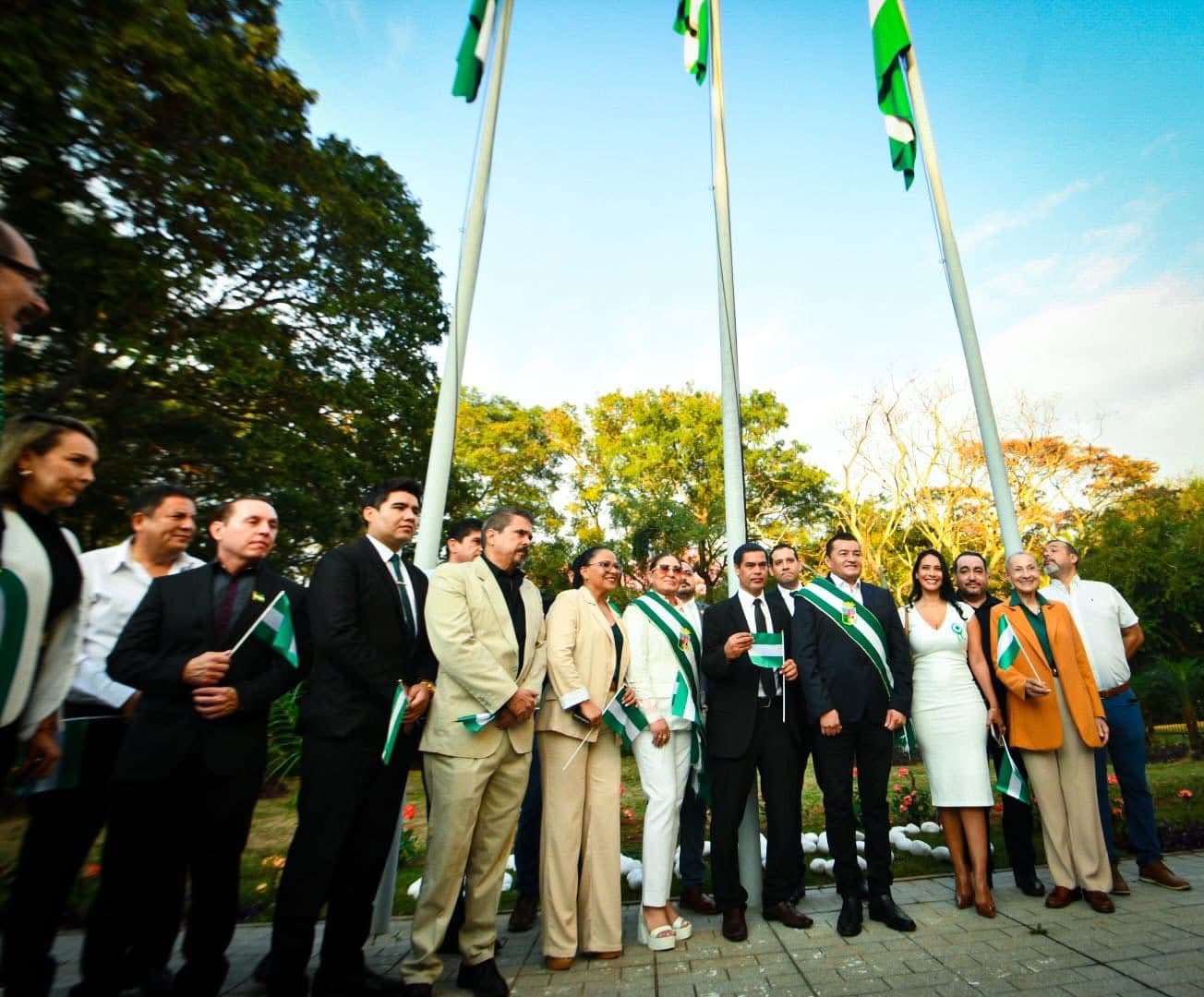 ALCALDE IZA BANDERA CRUCEÑA EN LA QUINTA MUNICIPAL POR SUS 161 AÑOS DE CREACIÓN