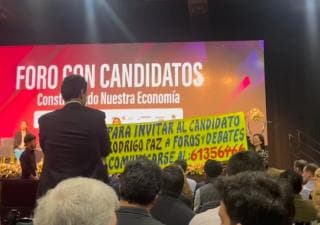 SEGUIDORES DE RODRIGO PAZ PROTESTAN EN EL FORO POR QUE EL CANDIDATO NO FUE INVITADO