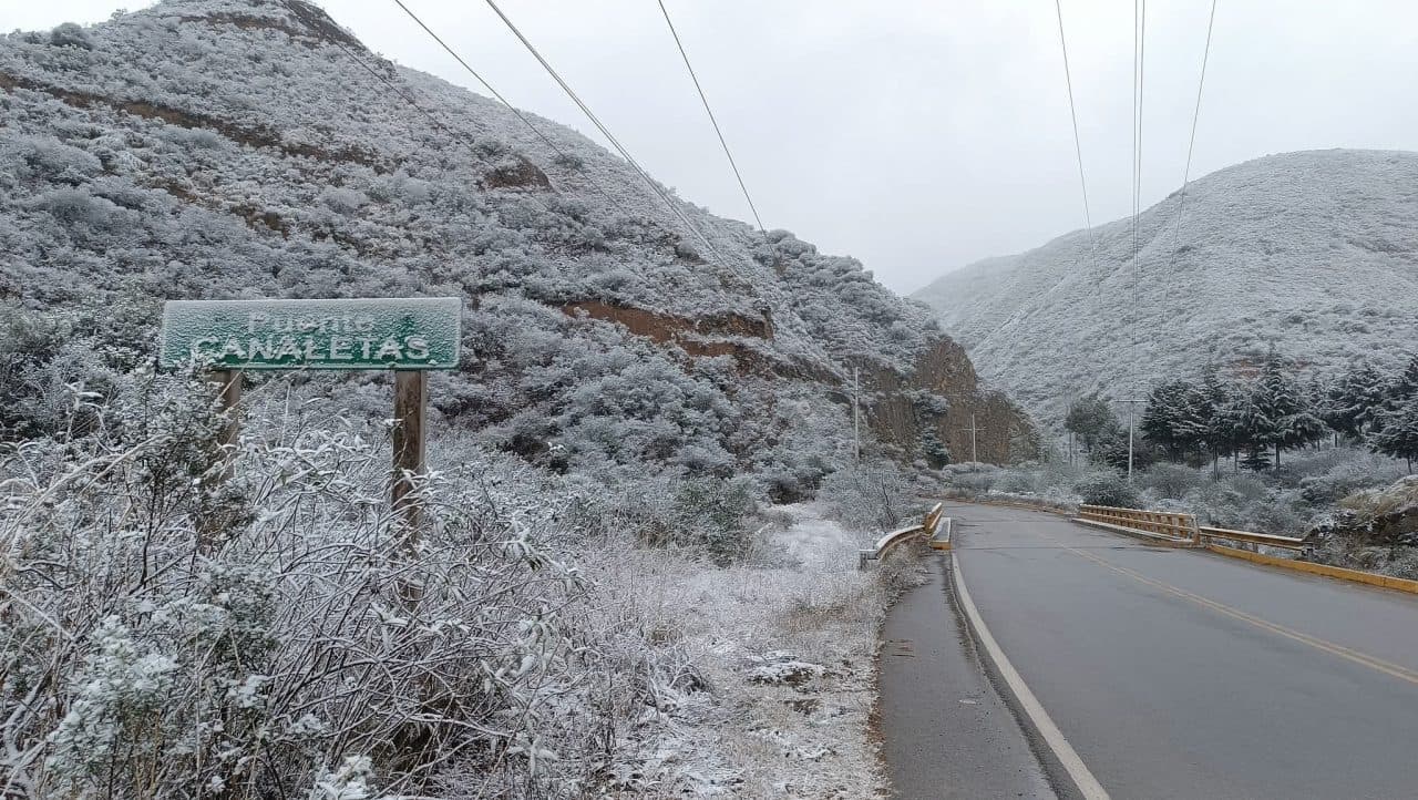 CARRETERA ENTRE RÍOS-TARIJA CUBIERTA CON UN MANTO BLANCO DE NIEVE