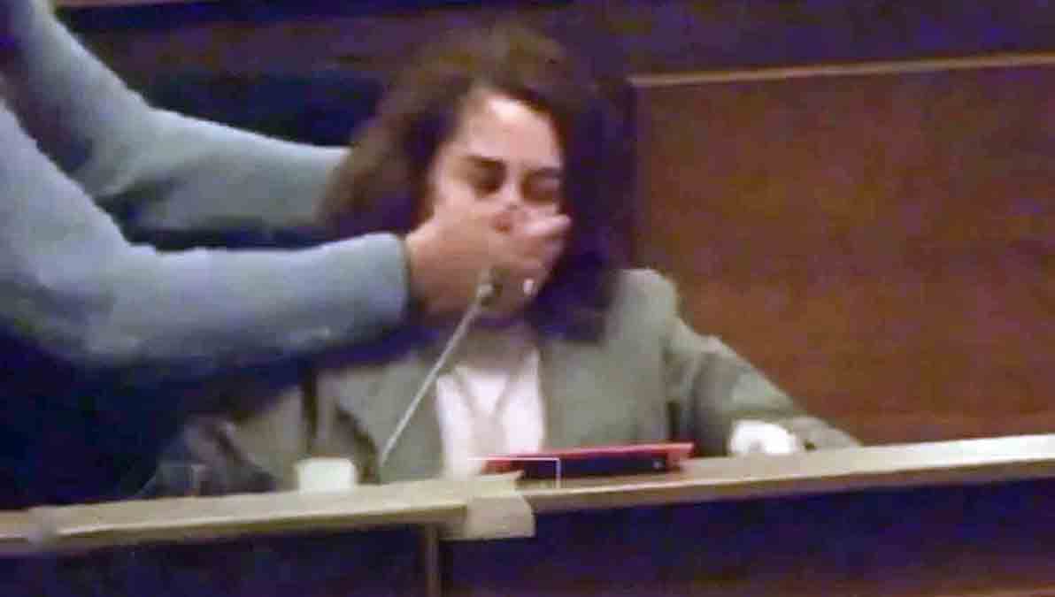 TAPAN LA BOCA A DIPUTADA EN MEDIO DE SU INTERVENCIÓN EN SESIÓN DE DIPUTADOS