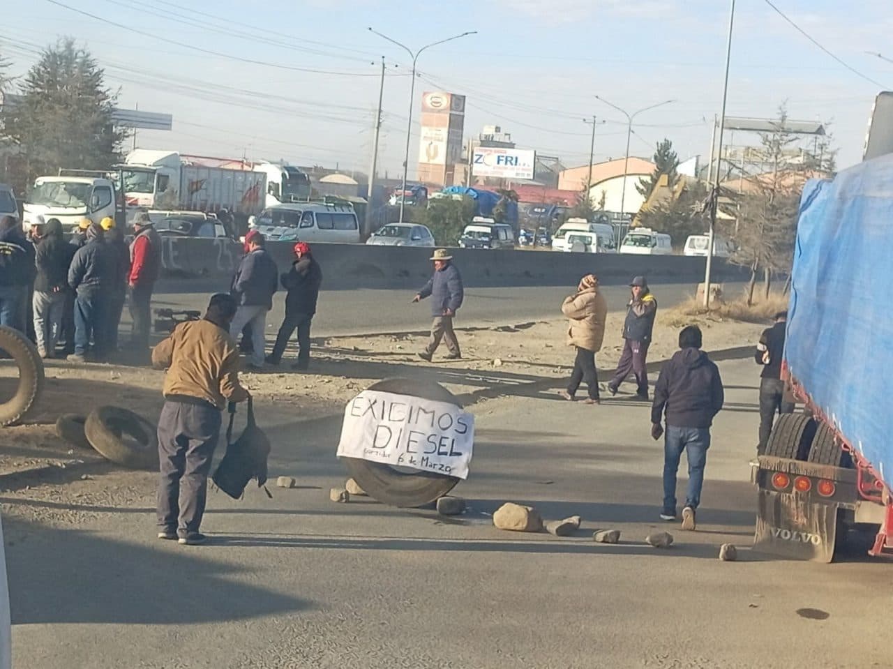 TRANSPORTE PESADO BLOQUEAN AV. 6 DE MARZO, EN EL ALTO POR LA FALTA DE COMBUSTIBLE