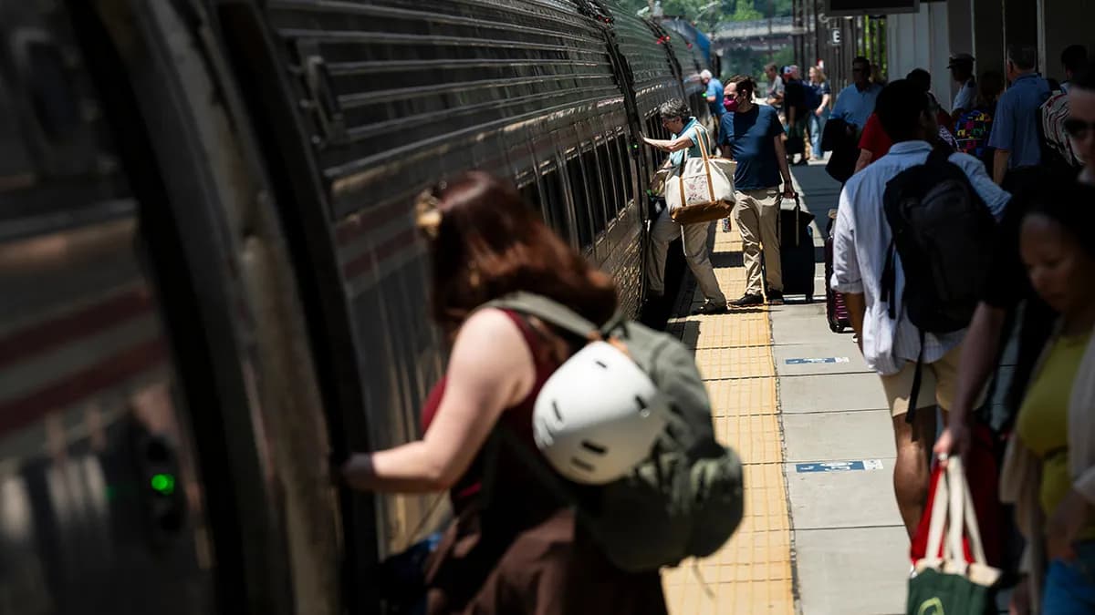 318 PASAJEROS ESTÁN ATRAPADOS EN UN TREN SIN AIRE ACONDICIONADO Y EN PLENA OLA DE CALOR