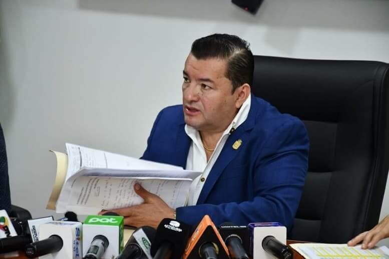 JHONNY FERNÁNDEZ MODIFICA FECHA DE VIAJE; CONCEJALES CUESTIONAN MOTIVOS