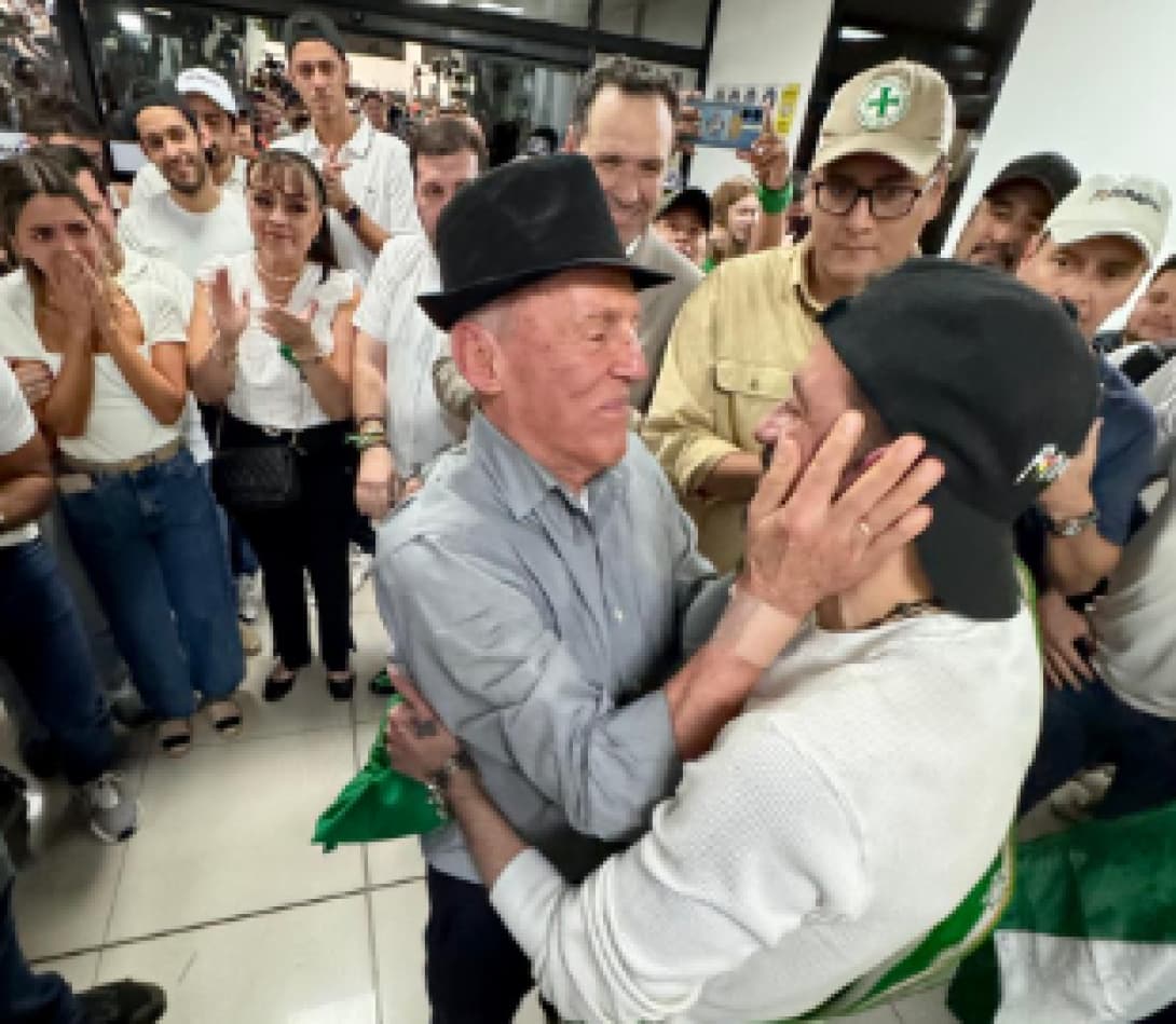 EMOTIVO REENCUENTRO: LUIS FERNANDO CAMACHO CON SU FAMILIA