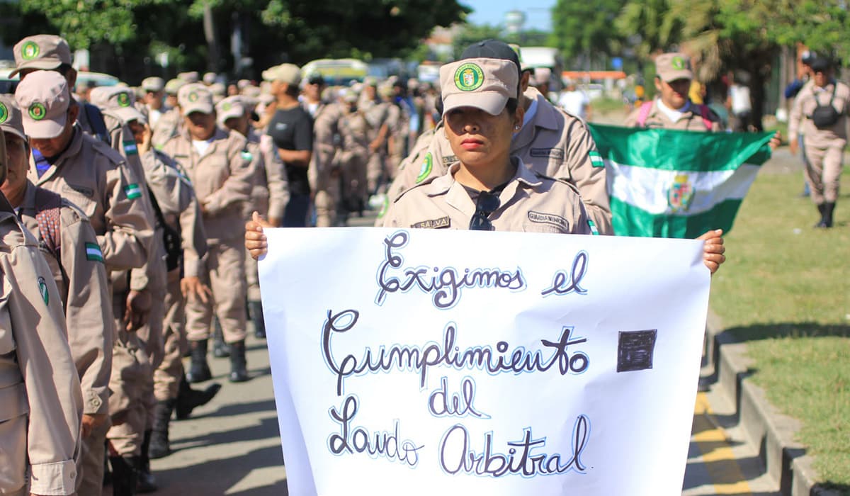 GENDARMES PROTESTAN EN CIERRE DE CAMPAÑA DE JHONNY FERNÁNDEZ