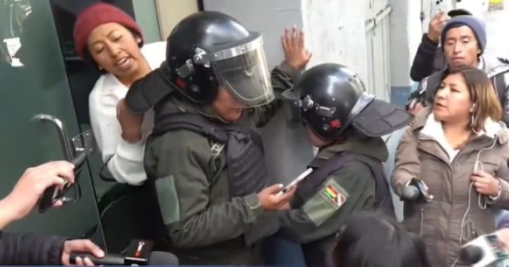 PELEA ENTRE SEGUIDORES DE CAMACHO Y ACTIVISTAS DE SENKATA FRENTE AL TRIBUNAL