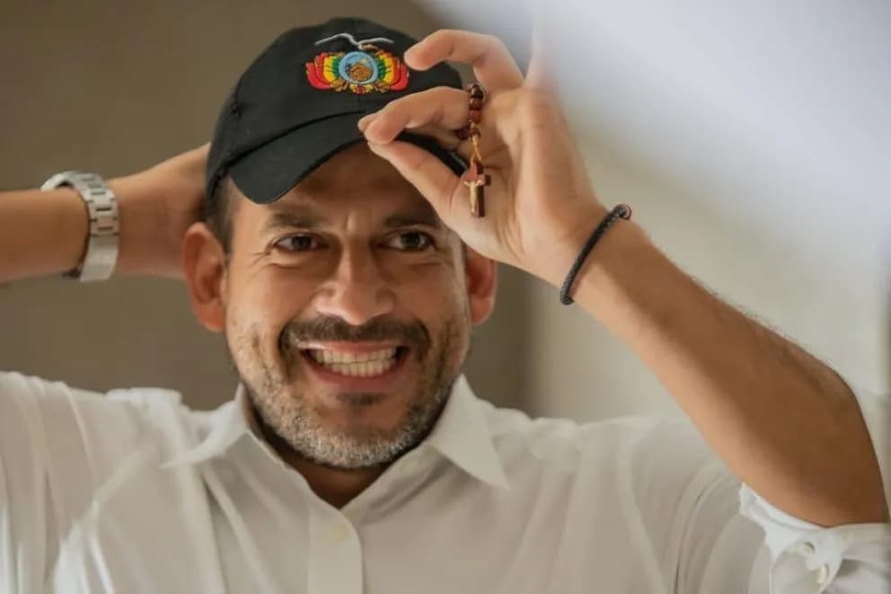 CAMACHO DESTACA LA VICTORIA DE LA DEMOCRACIA Y FELICITA A RODRIGO PAZ