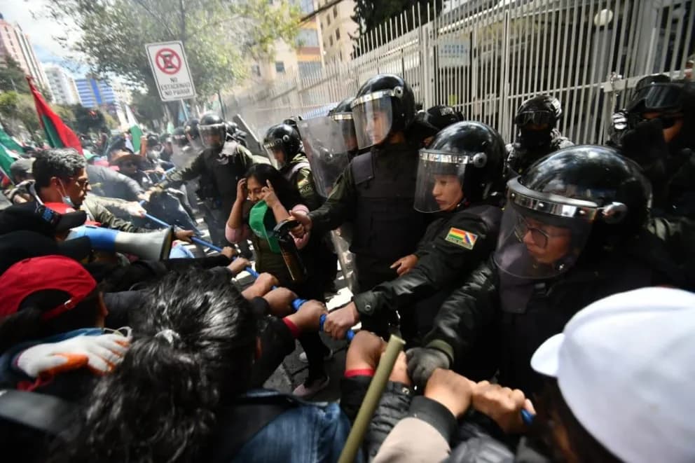 PROTESTA DOCENTE EN LA PAZ TERMINA CON DESALOJO POLICIAL