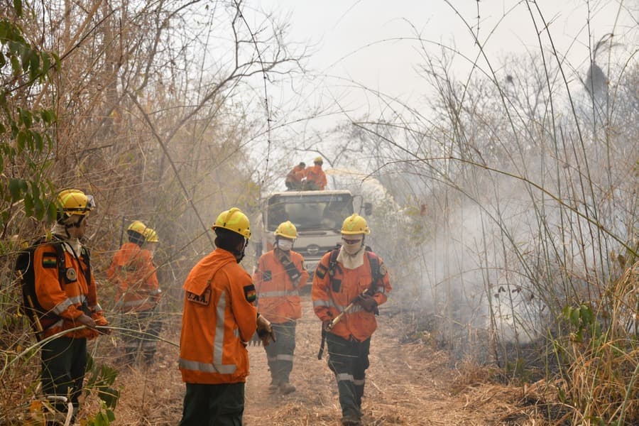 DEFENSA CIVIL ACTIVA ALERTA ROJA EN SANTA CRUZ ANTE INCENDIOS Y ALTAS TEMPERATURAS