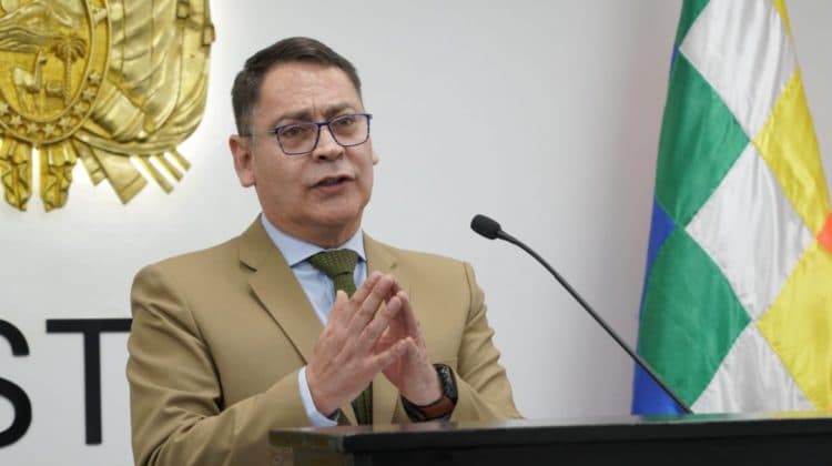 GOBIERNO BOLIVIANO RECHAZA EXCLUSIÓN DE LISTA ANTIDROGAS DE EE. UU. Y DEFIENDE AVANCES