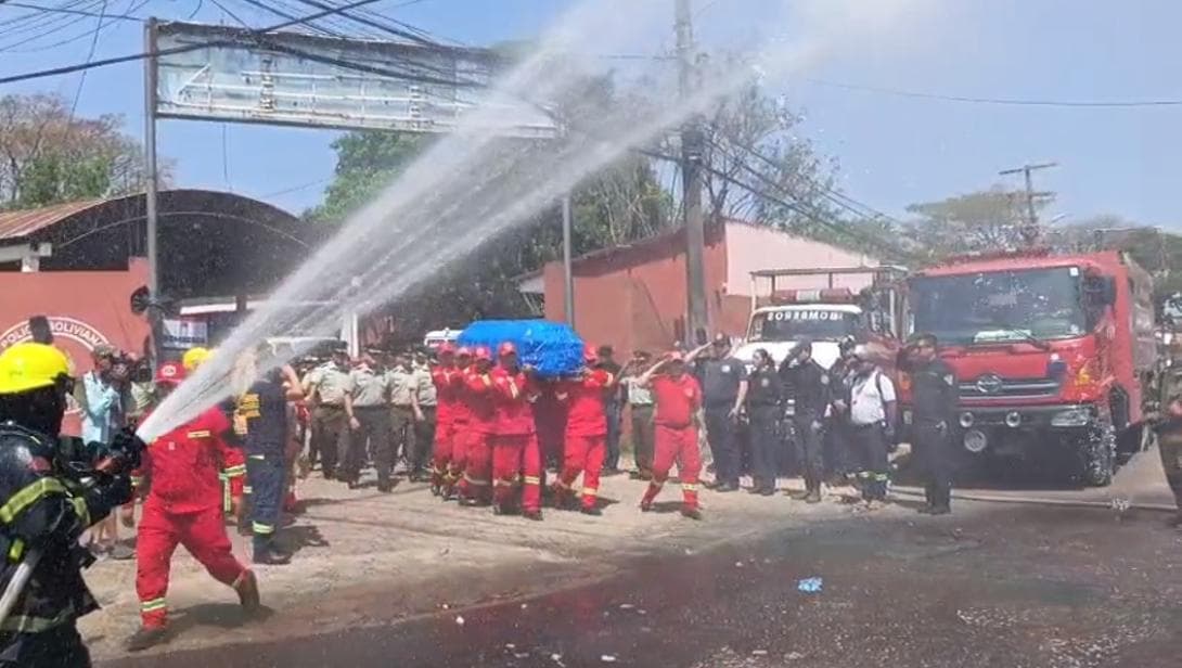 DESPIDEN CON HONORES A BOMBERO QUE PERDIÓ LA VIDA