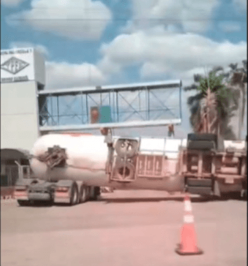 CAMIÓN CARGADO CON GLP SE VUELCA FRENTE A PLANTA DE YPFB