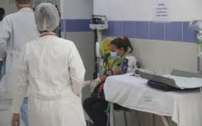 DESTITUYEN A MÉDICO POR PARTO EN PASILLOS DE UN CENTRO DE SALUD