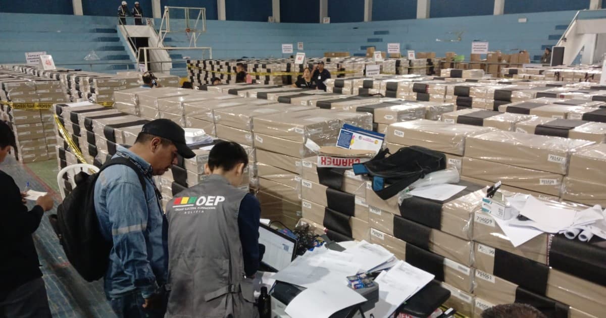 SANTA CRUZ REALIZO EL TRASLADO DE 9.115 MALETAS ELECTORALES PARA LA SEGUNDA VUELTA PRESIDENCIAL