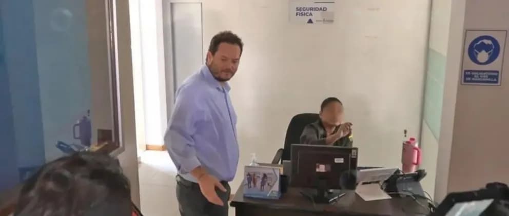 ARMIN DORGATHEN SE PRESENTA ANTE LA ADUANA EN SANTA CRUZ Y EJERCE DERECHO AL SILENCIO