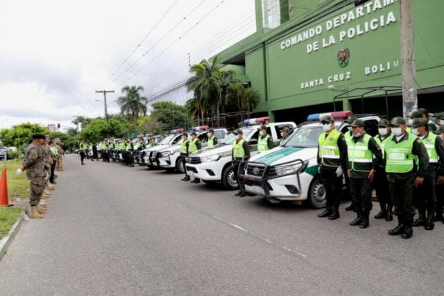 POLICÍA DESPLIEGA OPERATIVO ESPECIAL EN LOS DIFERENTES CEMENTERIOS DE SANTA CRUZ