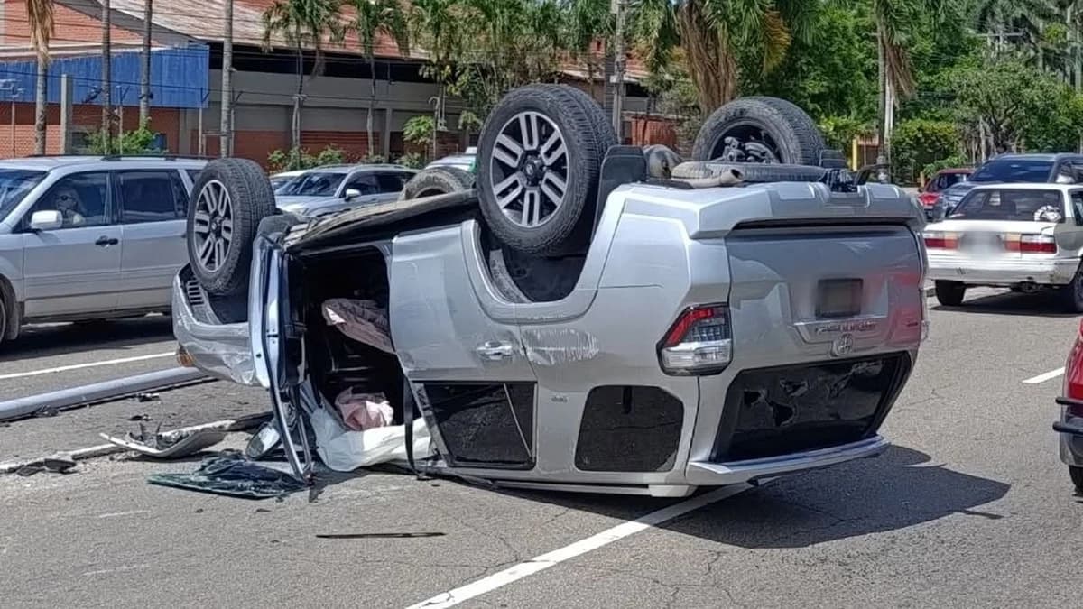 APARATOSO CHOQUE EN SANTA CRUZ DEJA CUATRO HERIDOS Y DERRIBA UN POSTE