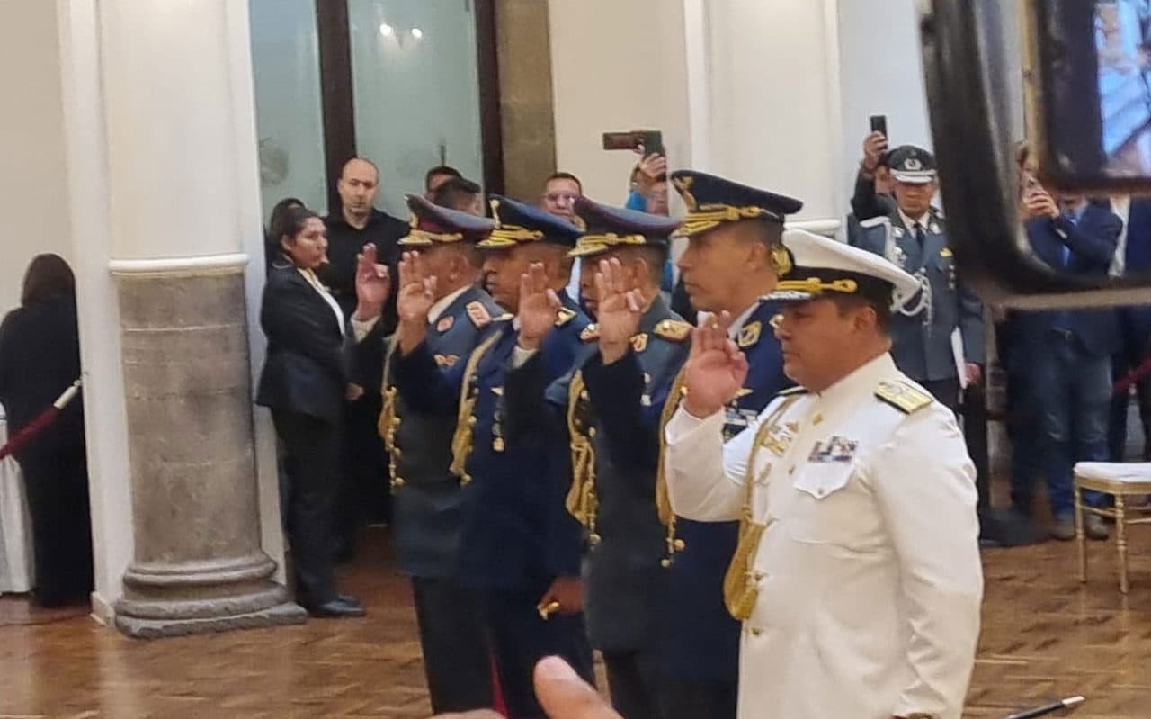 RODRIGO PAZ POSESIONA AL NUEVO ALTO MANDO MILITAR Y ANUNCIA RENOVACIÓN DE LAS FFAA