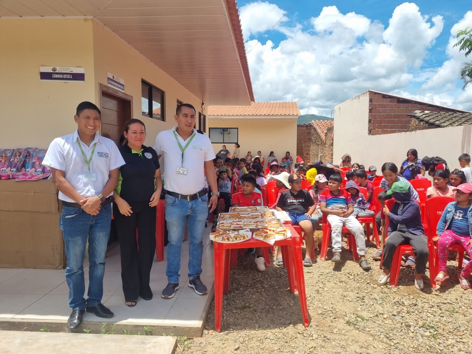 FISCAL GENERAL DEL ESTADO ENTREGA MÁS DE 700 REGALOS A NIÑOS DE LOS VALLES CRUCEÑOS
