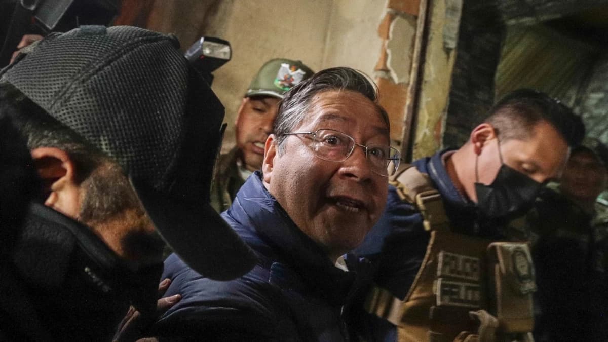 “NO NOS HEMOS IDO”, DIJO LUIS ARCE AL SER INGRESAR A LA CÁRCEL DE SAN PEDRO