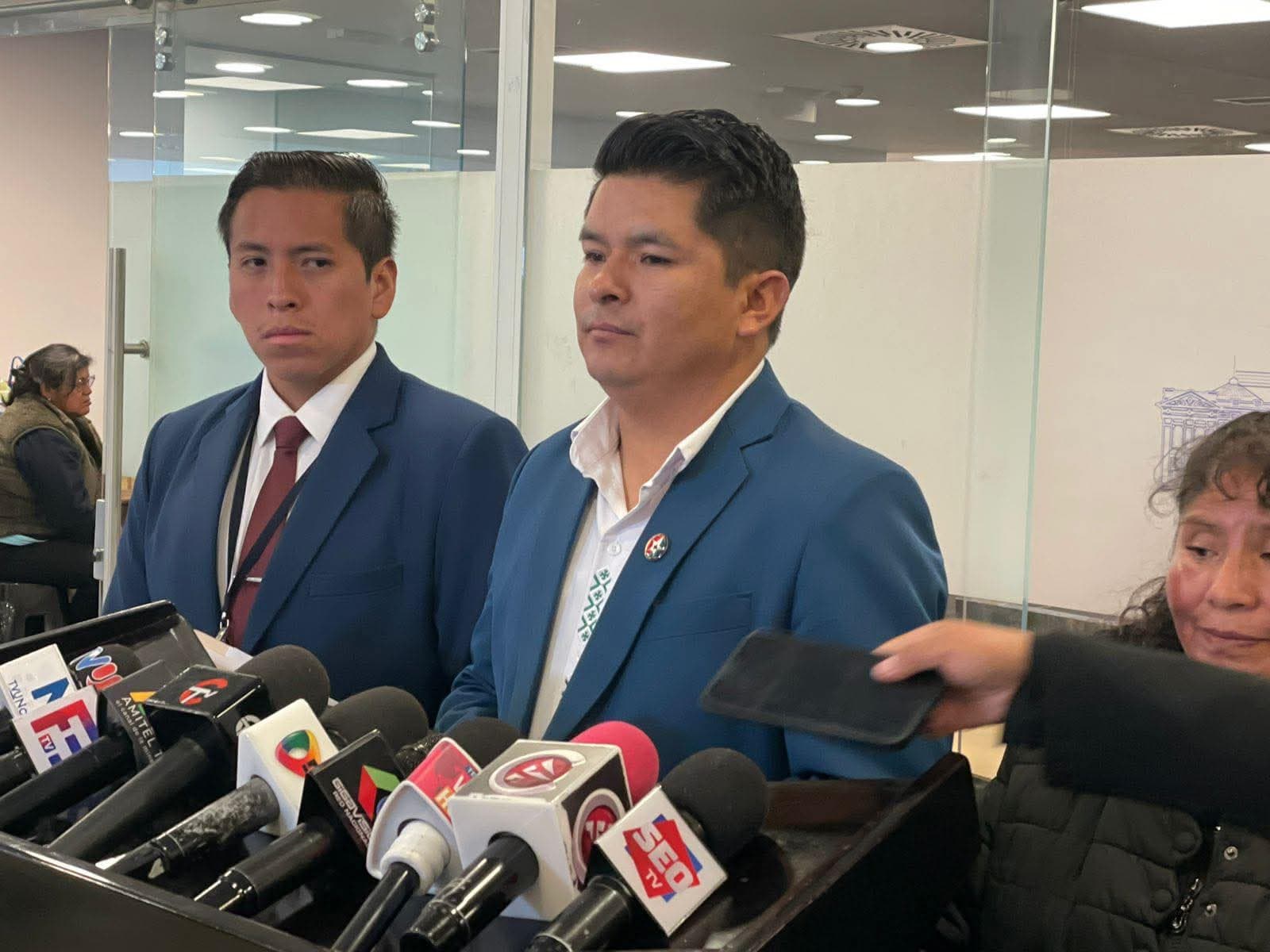 SENADOR DEL PDC RENUNCIA A CHIP CORPORATIVO Y RECHAZA PRIVILEGIOS DEL ESTADO