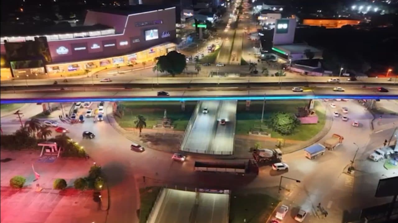 NUEVA ILUMINACIÓN TRANSFORMA EL VIADUCTO DEL CUARTO ANILLO EN LA AVENIDA BANZER