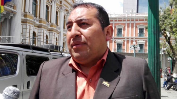 SANTAMARÍA CUESTIONA FALTA DE COHERENCIA DE LARA TRAS SU LLAMADO AL DIÁLOGO