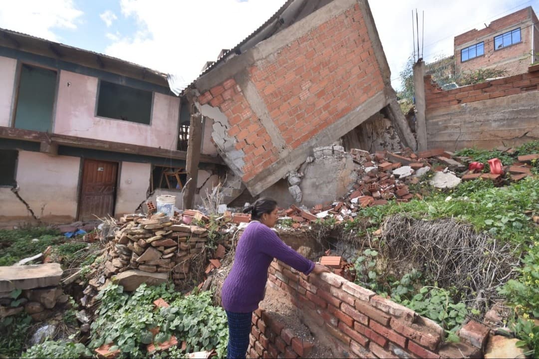 80 FAMILIAS DEBEN EVACUAR POR DESLIZAMIENTOS EN COCHABAMBA