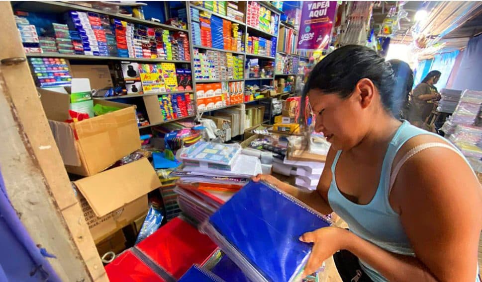 CRUCEÑOS SE VUELCAN MASIVAMENTE A LOS MERCADOS POR CONSEGUIR ÚTILES ESCOLARES