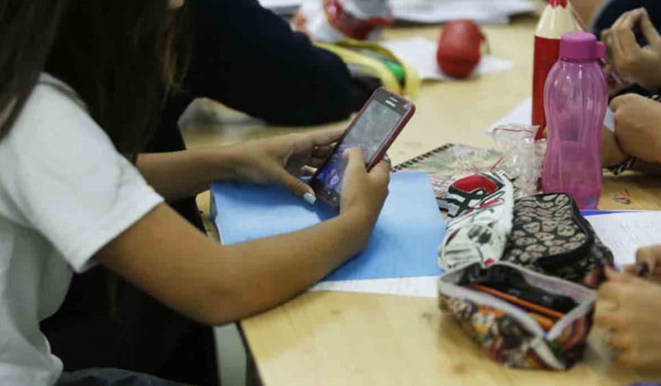 EDUCACIÓN RESTRINGE CELULARES Y REIMPONE EL TRABAJO MANUSCRITO