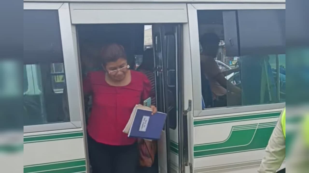 PADRES DENUNCIAN A DIRECTORA POR LLEGAR EN PRESUNTO ESTADO DE EBRIEDAD A SU UNIDAD EDUCATIVA