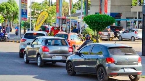 MINISTRO DE ECONOMÍA ATRIBUYE ESCASEZ DE COMBUSTIBLE A ALTA DEMANDA Y BLOQUEOS