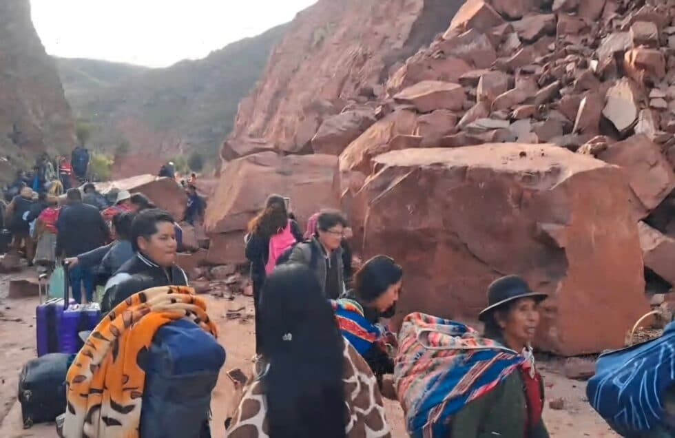 DERRUMBE INTERRUMPE EL TRÁNSITO EN LA CARRETERA ORURO–COCHABAMBA