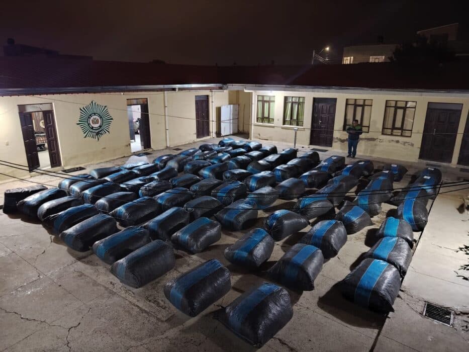 FELCN INCAUTA MÁS DE TRES TONELADAS DE MARIHUANA EN ORURO–POTOSÍ