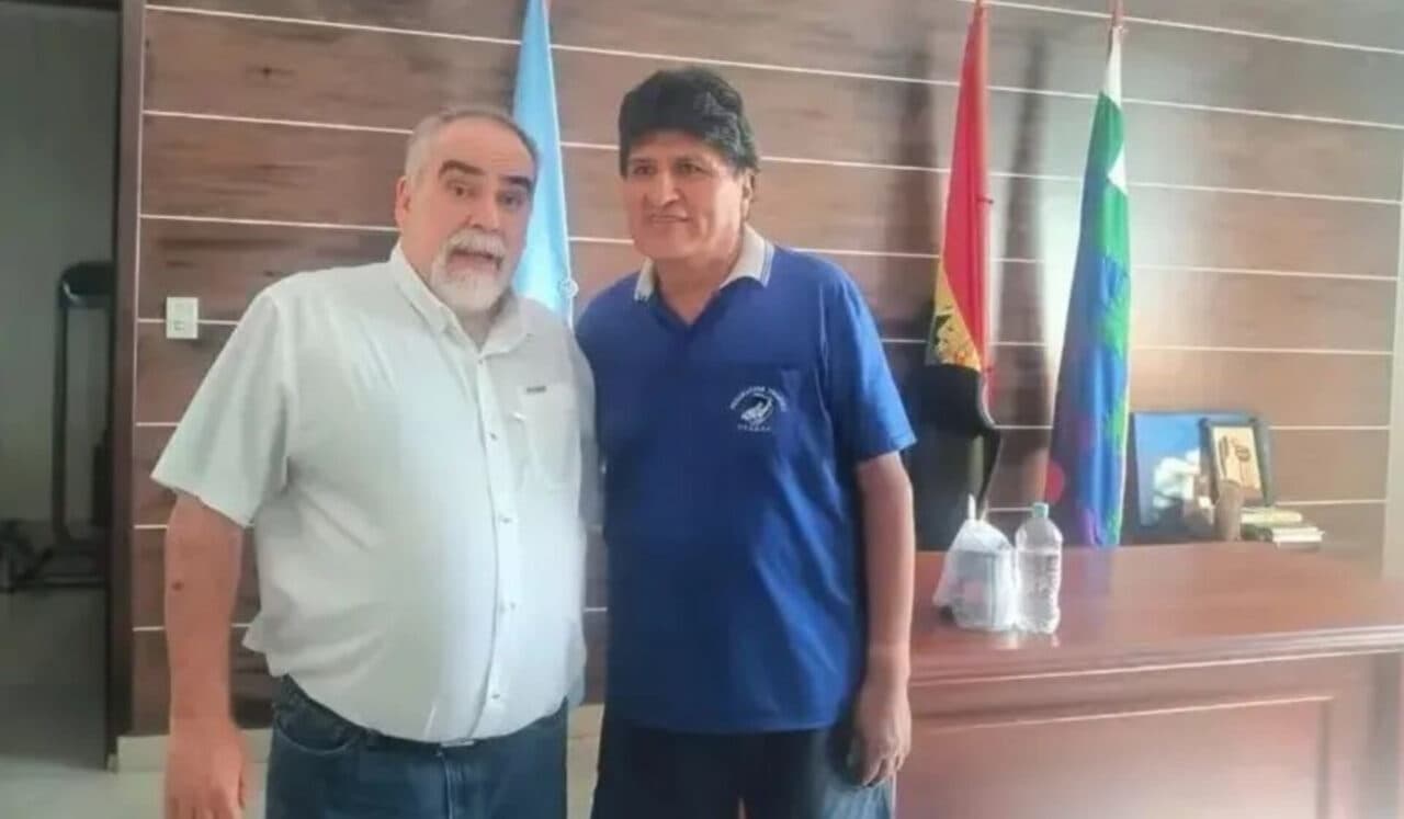 CARLOS SUBIRANA HACE APARECER A EVO MORALES