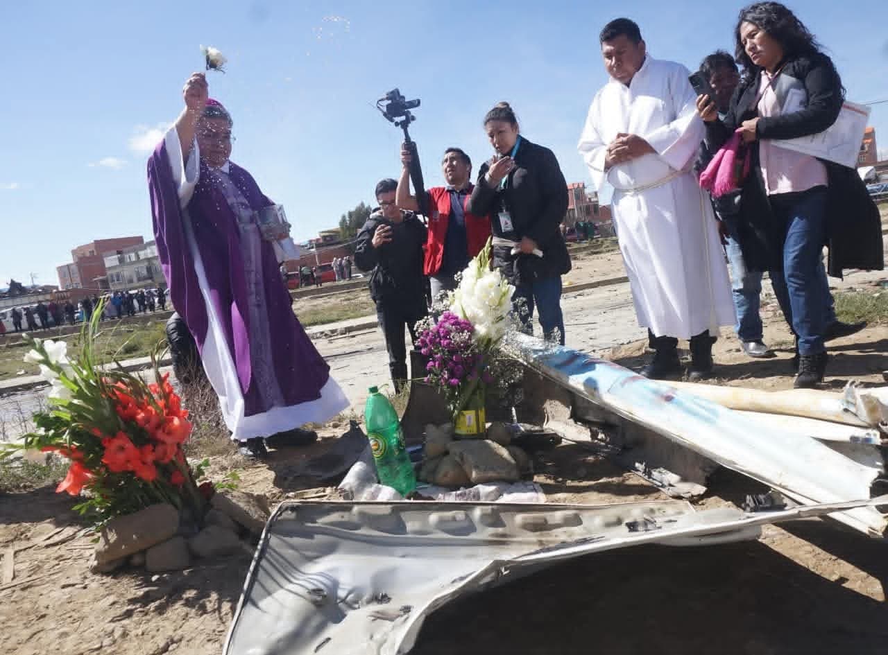 CELEBRAN MISA EN EL LUGAR DE LA TRAGEDIA EN EL ALTO