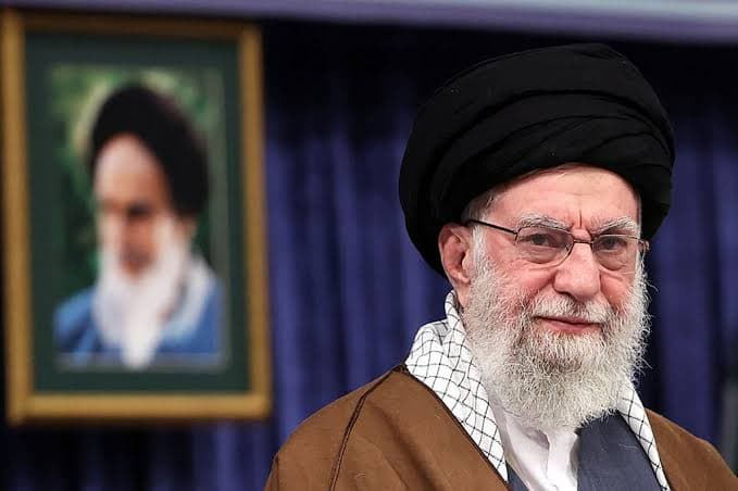 IRÁN CONFIRMA LA MUERTE DEL AYATOLÁ ALÍ JAMENEI